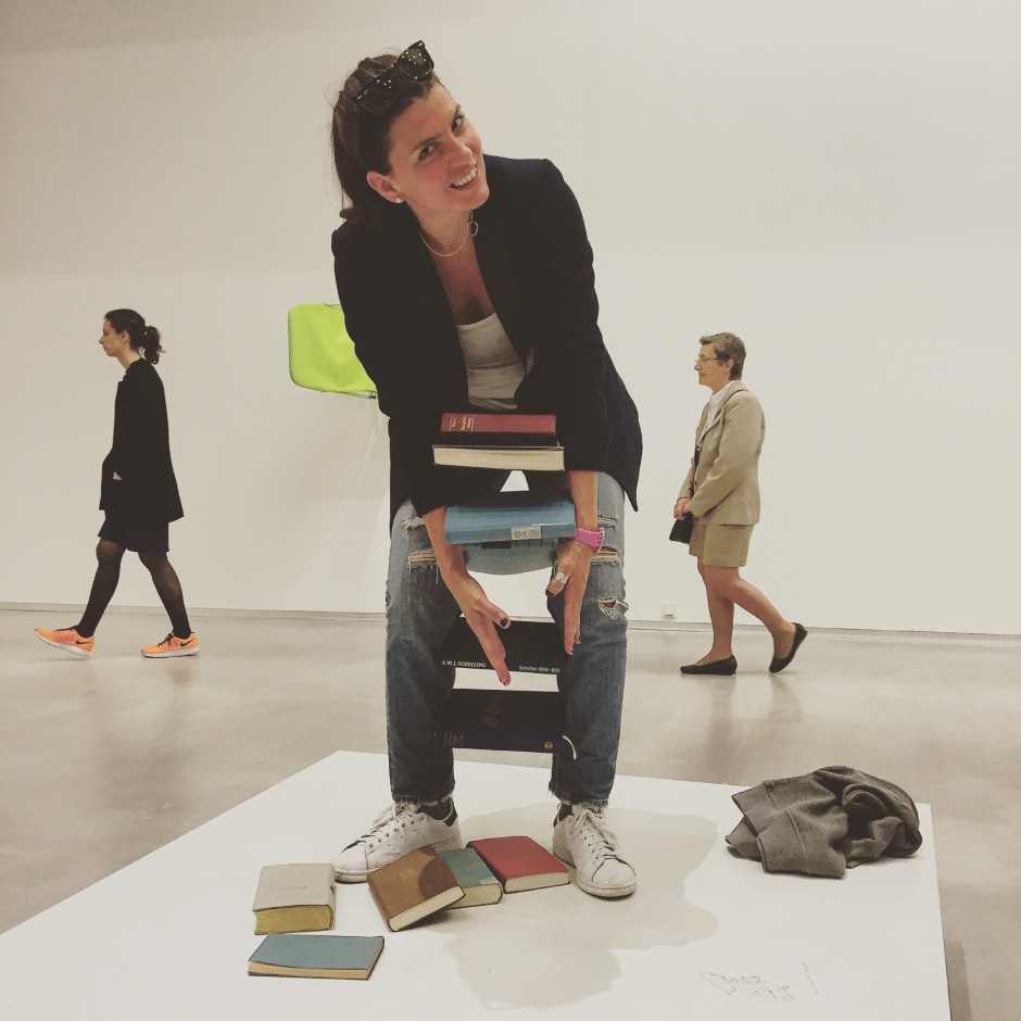 One-minute Sculpture... with books!